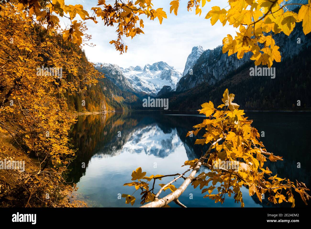 Idyllische Berglandschaft in den Alpen mit Dachstein Bergkette, die sich im Herbst im klaren Gosausee spiegelt, Salzkammergut, Österreich Stockfoto