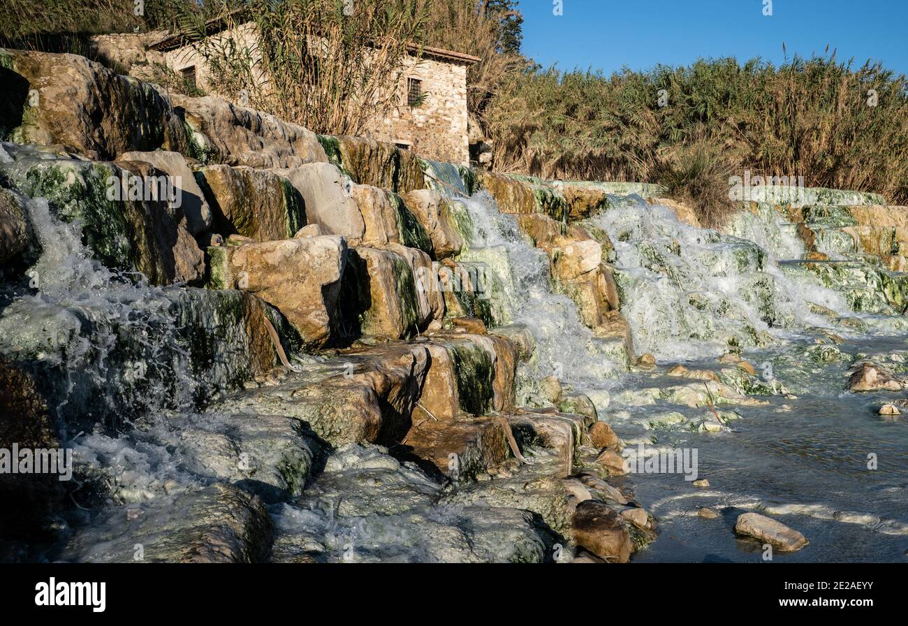 Cascata del Gorello auch bekannt als Cascate del Mulino, Thermalwasserfall, terme di Saturnia, Grosseto, Toskana, Italien Stockfoto