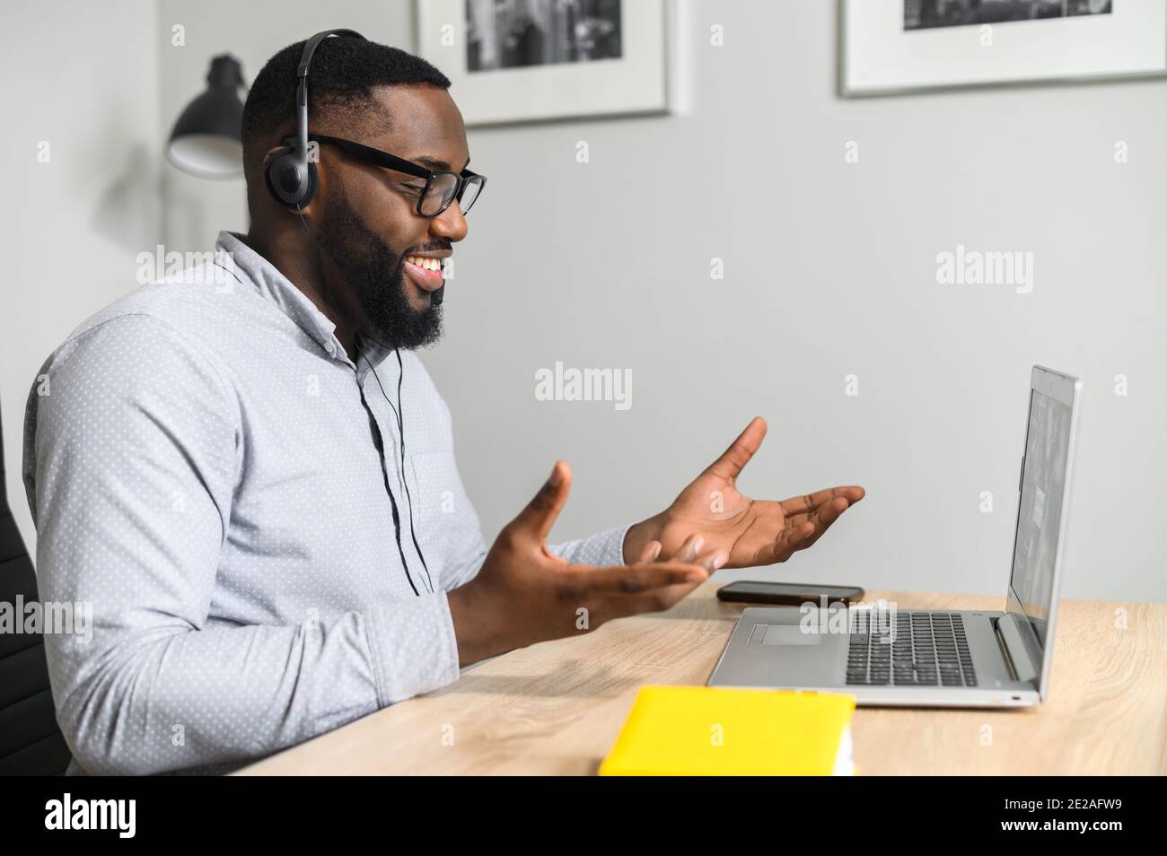 Ein afroamerikanischer Kerl im Heimbüro Stockfoto