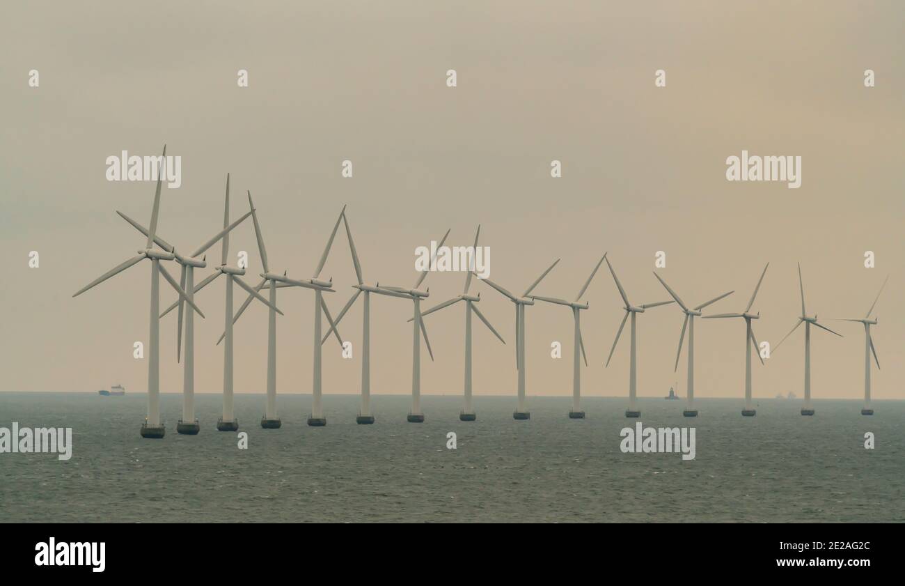 Massive Offshore-Windturbinen erzeugen saubere grüne Energie aus Meereswinden. Stockfoto