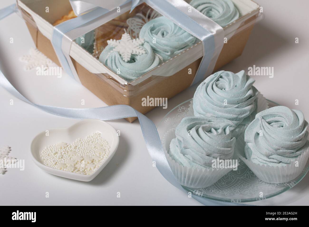 Hausgemachte Marshmallow in einer Geschenkbox. In der Nähe Marshmallows für die Verpackung. Nahaufnahme. Stockfoto