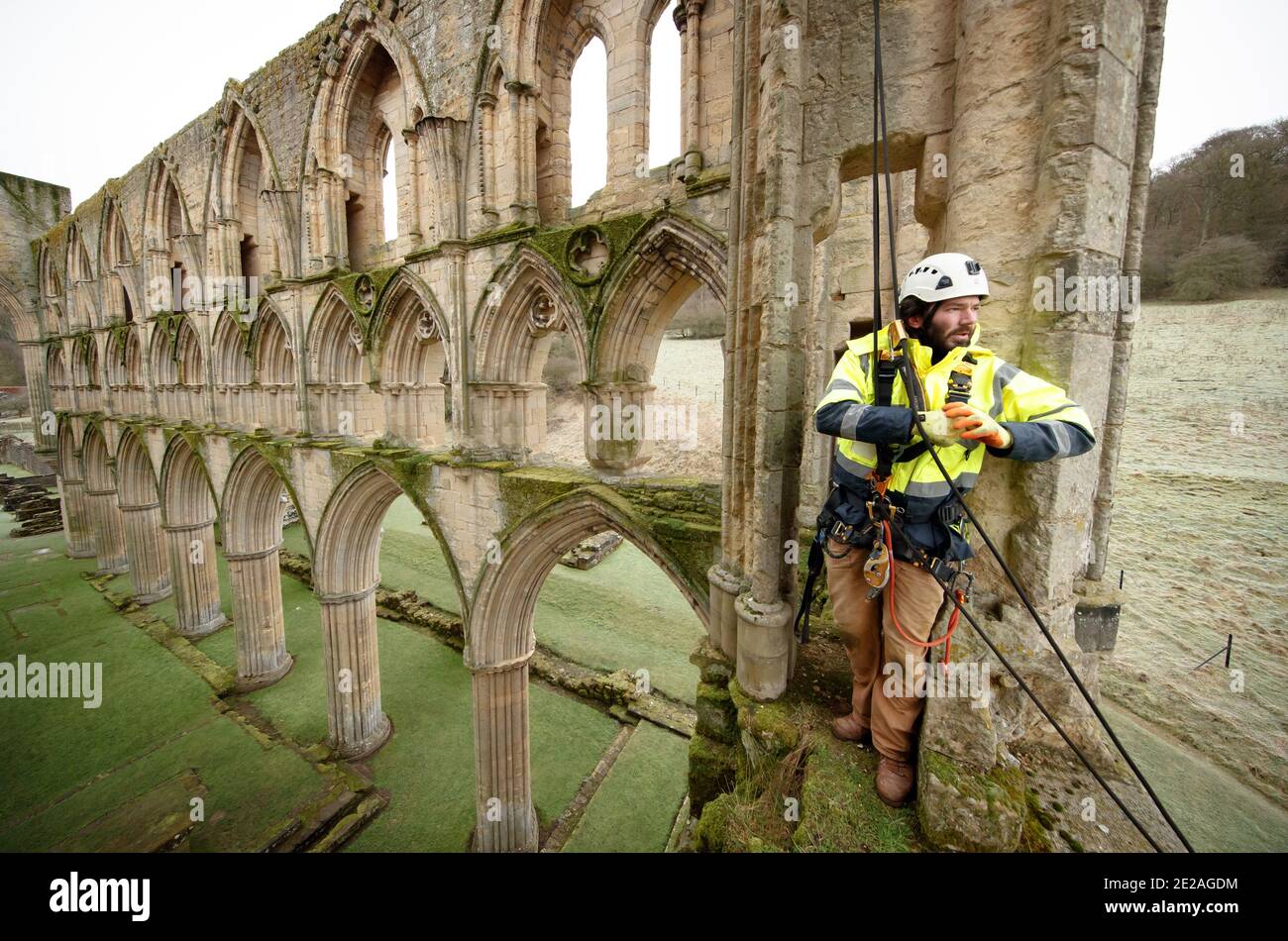 Der Steinmetz James Preston von SSH Conservation, untersucht die Rievaulx Abbey in North Yorkshire, da sich English Heritage darauf vorbereitet, wichtige Naturschutzarbeiten durchzuführen. English Heritage beauftragt eine Untersuchung der Abtei Rievaulx in einem fünfjährigen Zyklus, um den Zustand der Abtei vom Boden bis zur Spitze der Struktur zu beurteilen. Stockfoto