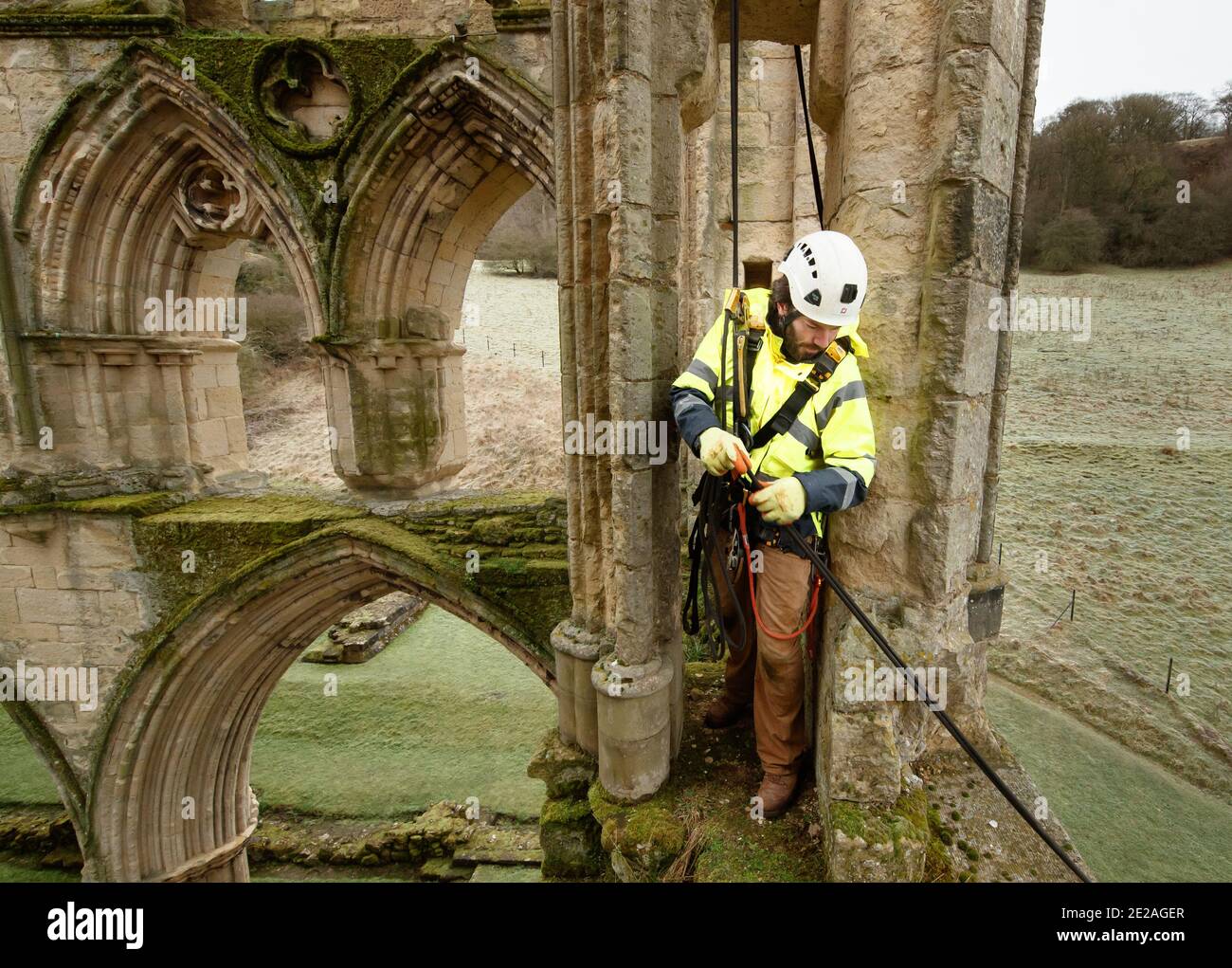 Der Steinmetz James Preston von SSH Conservation, untersucht die Rievaulx Abbey in North Yorkshire, da sich English Heritage darauf vorbereitet, wichtige Naturschutzarbeiten durchzuführen. English Heritage beauftragt eine Untersuchung der Abtei Rievaulx in einem fünfjährigen Zyklus, um den Zustand der Abtei vom Boden bis zur Spitze der Struktur zu beurteilen. Stockfoto
