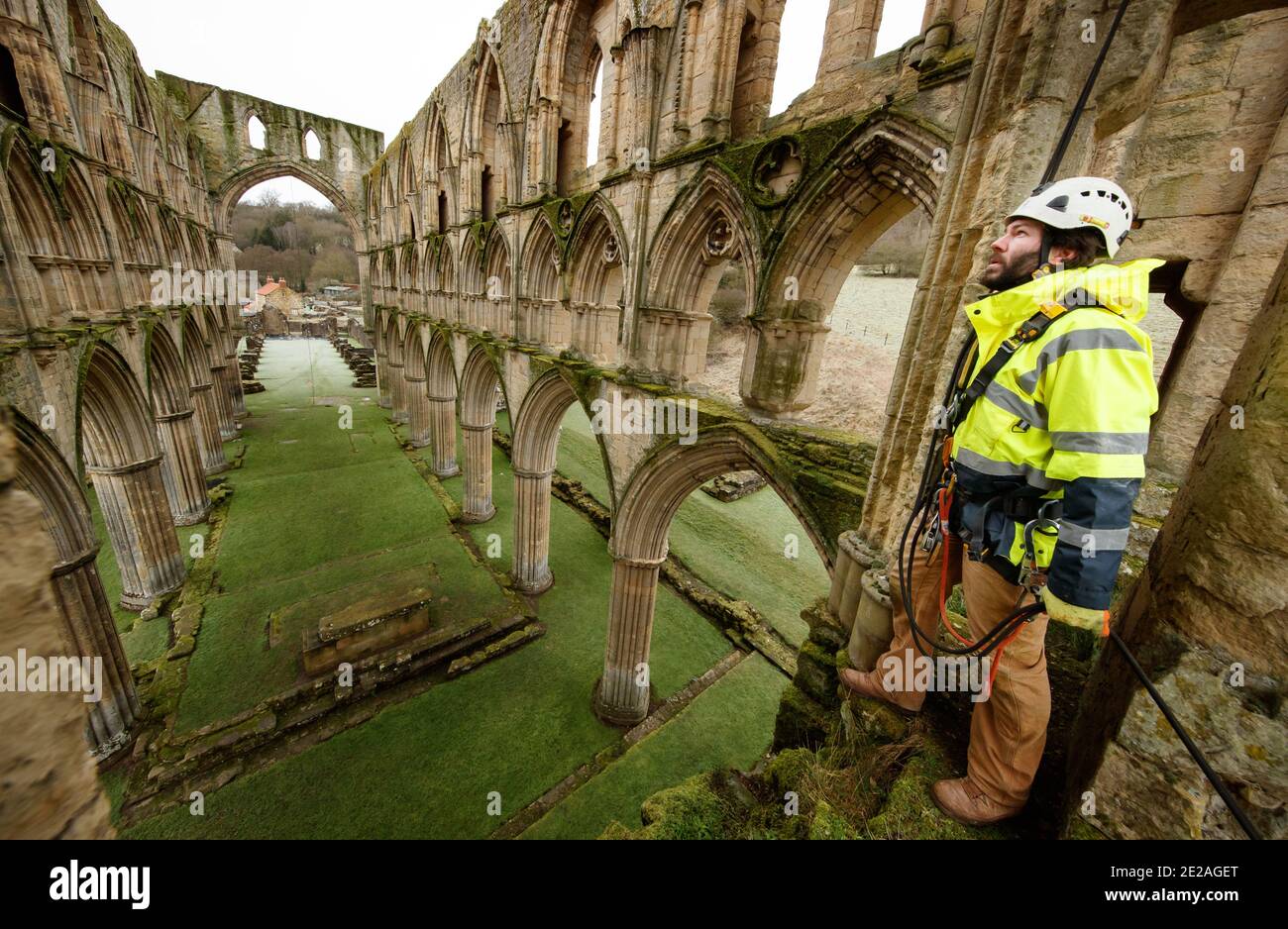 Der Steinmetz James Preston von SSH Conservation, untersucht die Rievaulx Abbey in North Yorkshire, da sich English Heritage darauf vorbereitet, wichtige Naturschutzarbeiten durchzuführen. English Heritage beauftragt eine Untersuchung der Abtei Rievaulx in einem fünfjährigen Zyklus, um den Zustand der Abtei vom Boden bis zur Spitze der Struktur zu beurteilen. Stockfoto