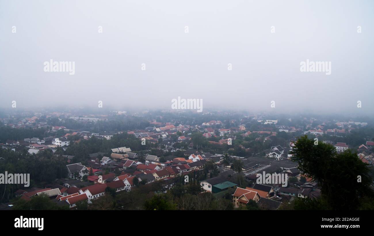 Landschaft der Stadt Luang Phabang das Weltkulturerbe am Morgen. Stockfoto