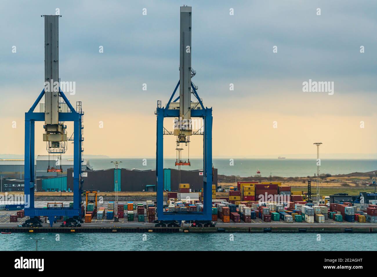 Große schwere Hubkräne am Containerfrachtterminal. Stockfoto