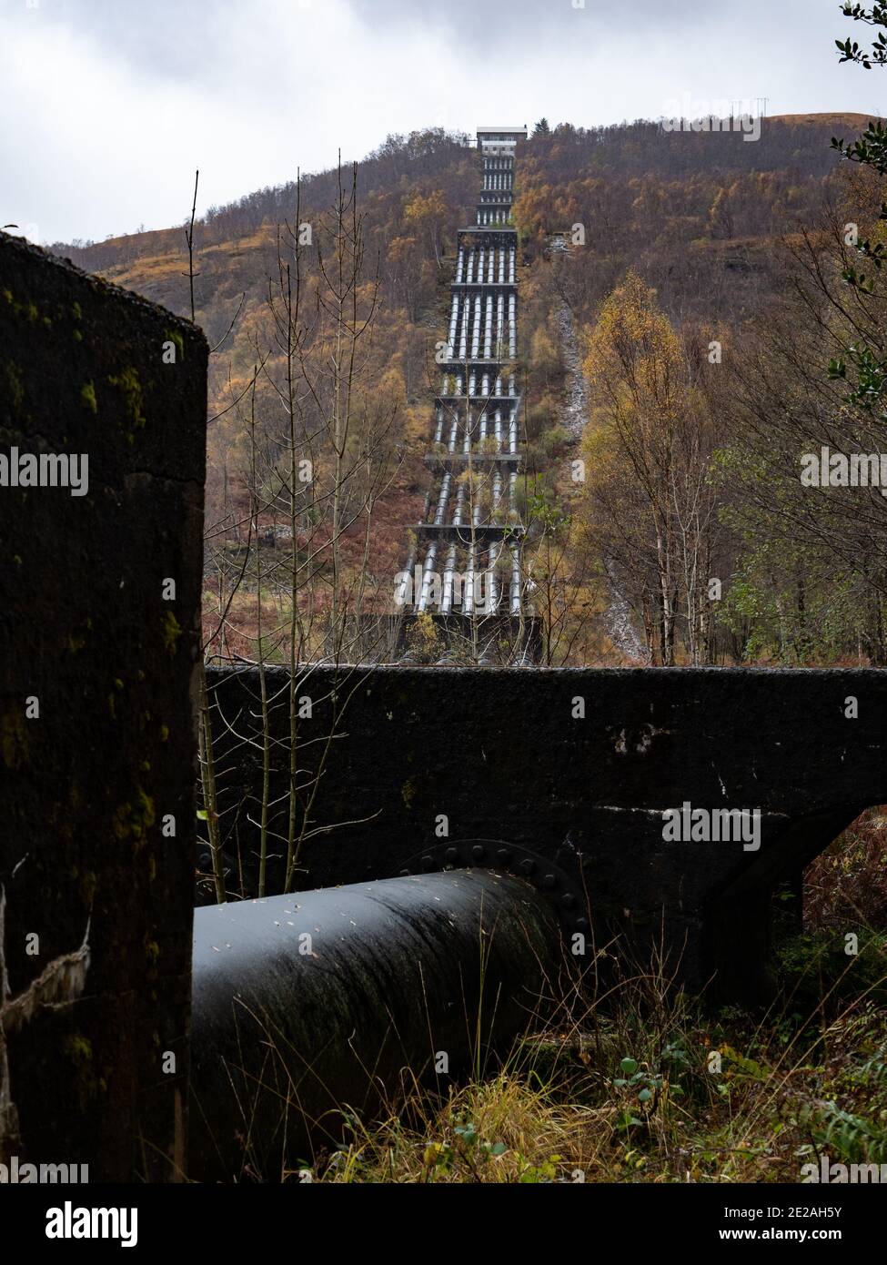 Rohrleitungen, die Wasser vom Blackwater Dam zum Wasserkraftwerk Kinlochleven in Schottland transportieren Stockfoto