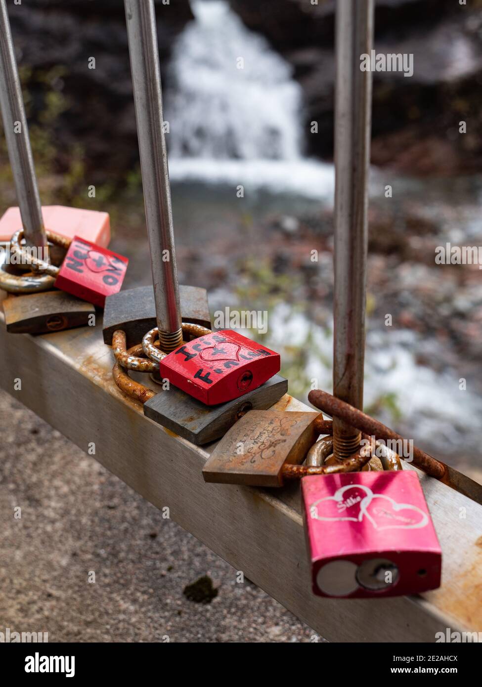 Vorhängeschlösser der Liebe, die am Geländer einer Brücke befestigt sind In Glencoe Schottland, Großbritannien Stockfoto