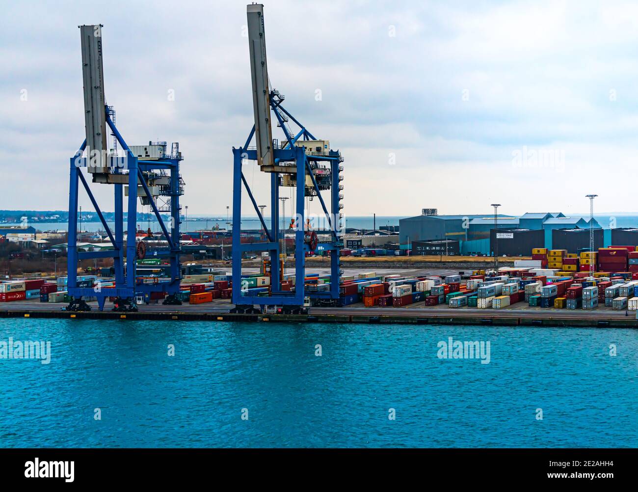Große schwere Hubkräne am Containerfrachtterminal. Stockfoto