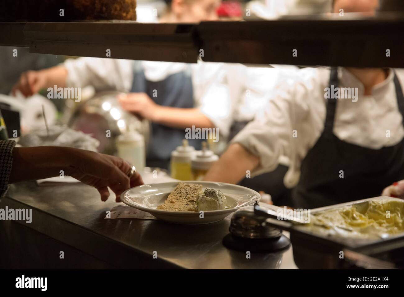 Lifestyle-Konzept. Ein stimmungsvolles, nobles Restaurant Stockfoto