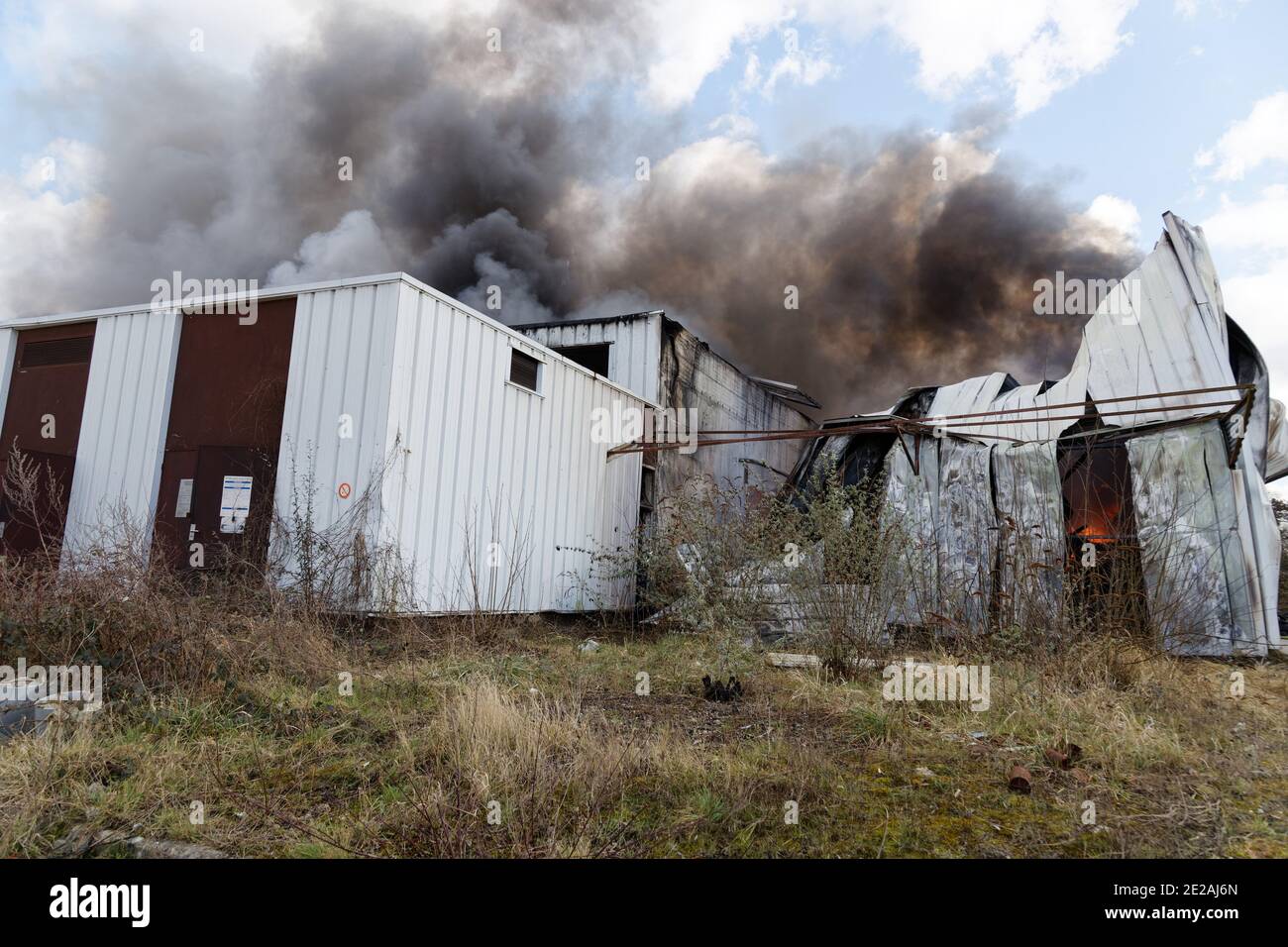 Ris-Orangis, Frankreich. Februar 2015. Feuerlöschschlauch in Aktion zum Löschen des Brandes in Lagern in RIS-Orangis in Frankreich. Stockfoto