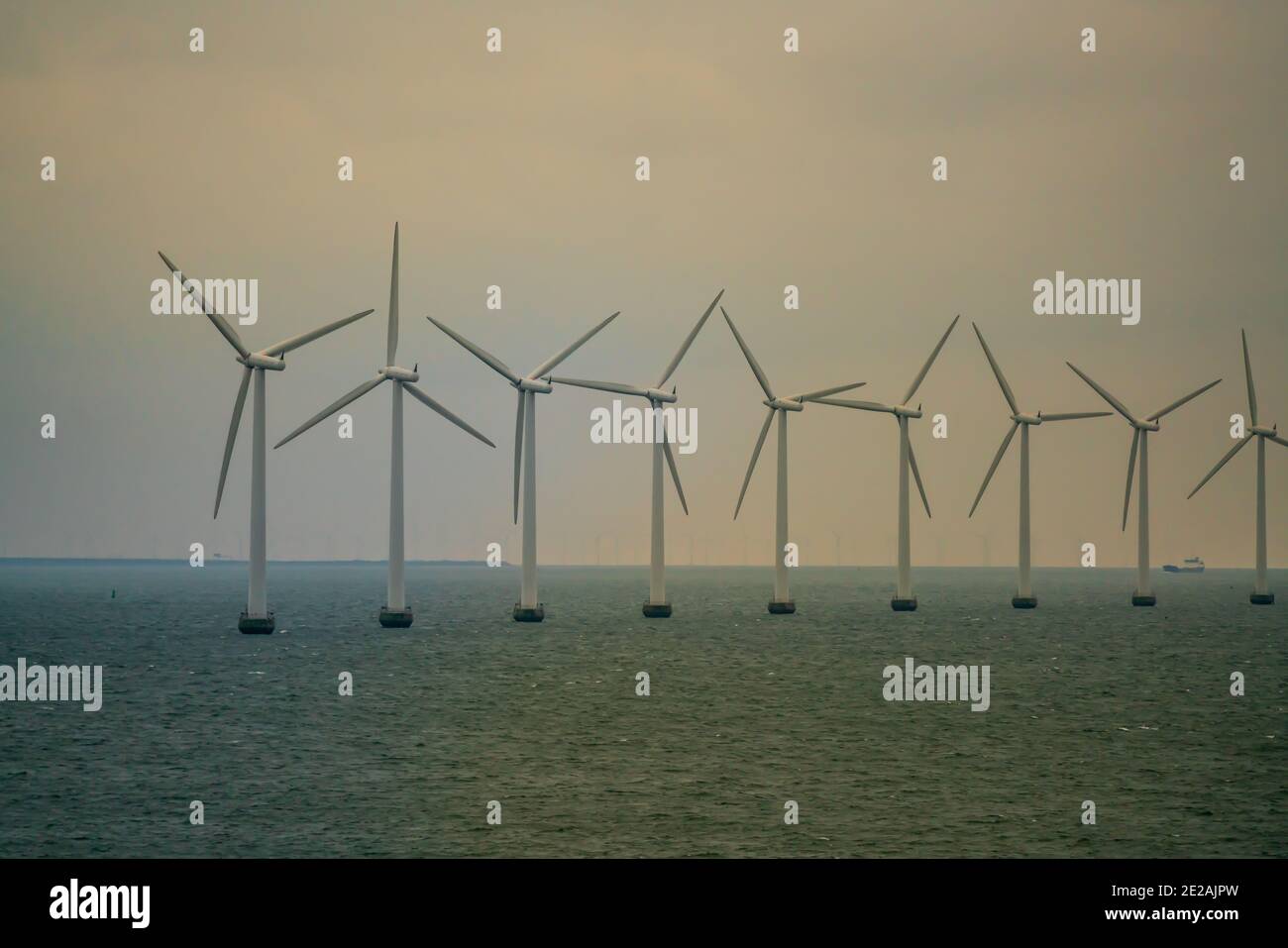 Massive Offshore-Windturbinen erzeugen saubere grüne Energie aus Meereswinden. Stockfoto