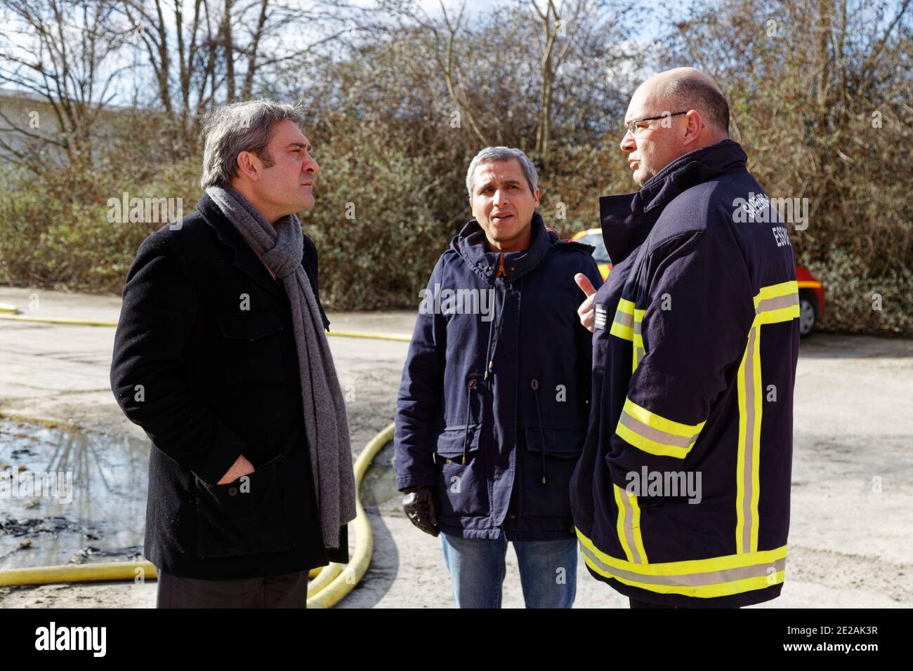 Ris-Orangis, Frankreich. Februar 2015. Stephane Raffalli, Bürgermeister der Stadt und Deputy, diskutieren mit einem Feuerwehrmann über das Feuer, RIS-Orangis, Frankreich Stockfoto