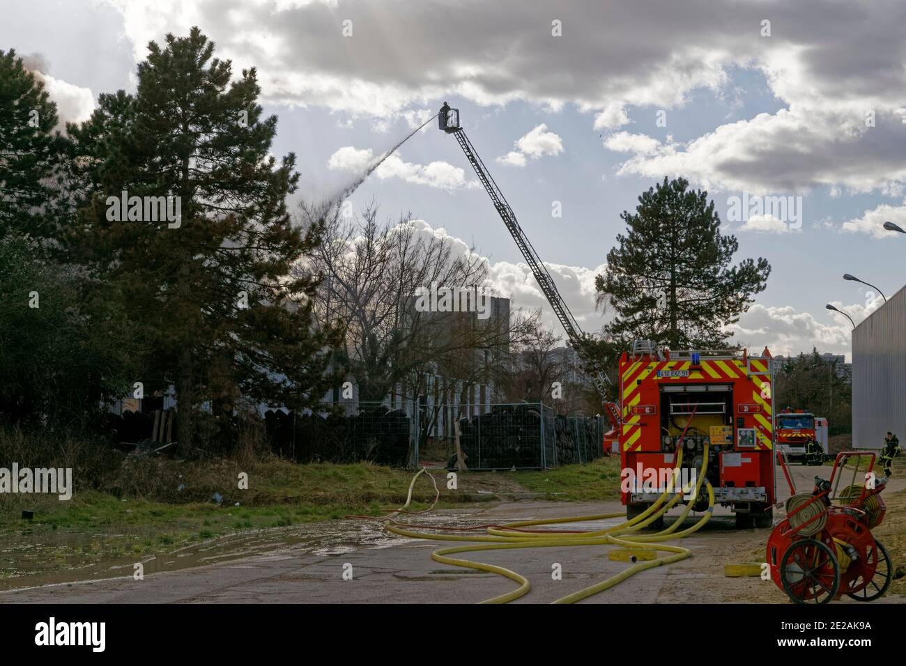 Ris-Orangis, Frankreich. Februar 2015. Löschschlauch in Aktion, um den Brand in den Lagerhäusern in RIS-Orangis am 27. Februar 2015, Frankreich, zu löschen. Stockfoto