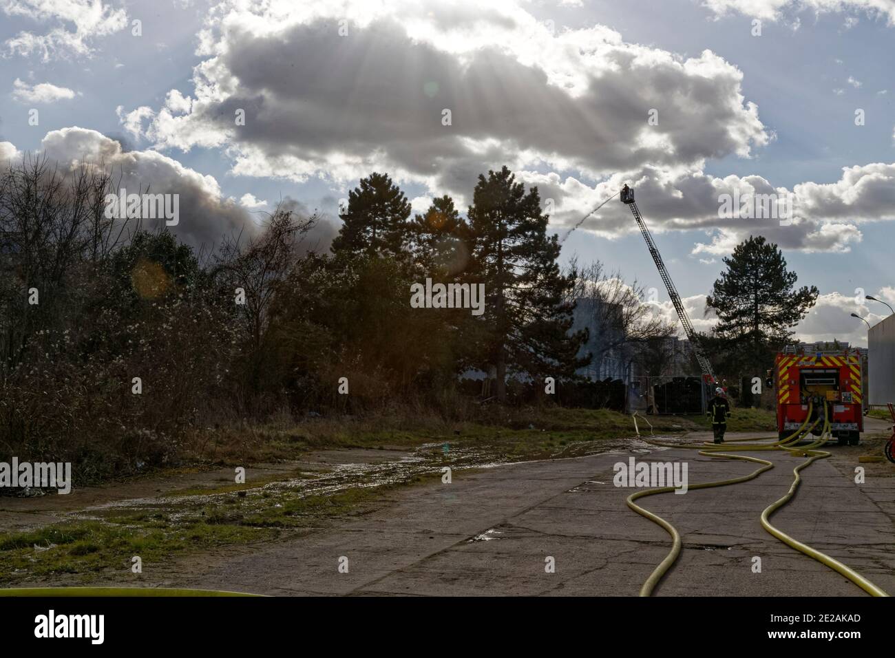 Ris-Orangis, Frankreich. Februar 2015. Feuerlöschschlauch in Aktion zum Löschen des Brandes in Lagern in RIS-Orangis in Frankreich. Stockfoto