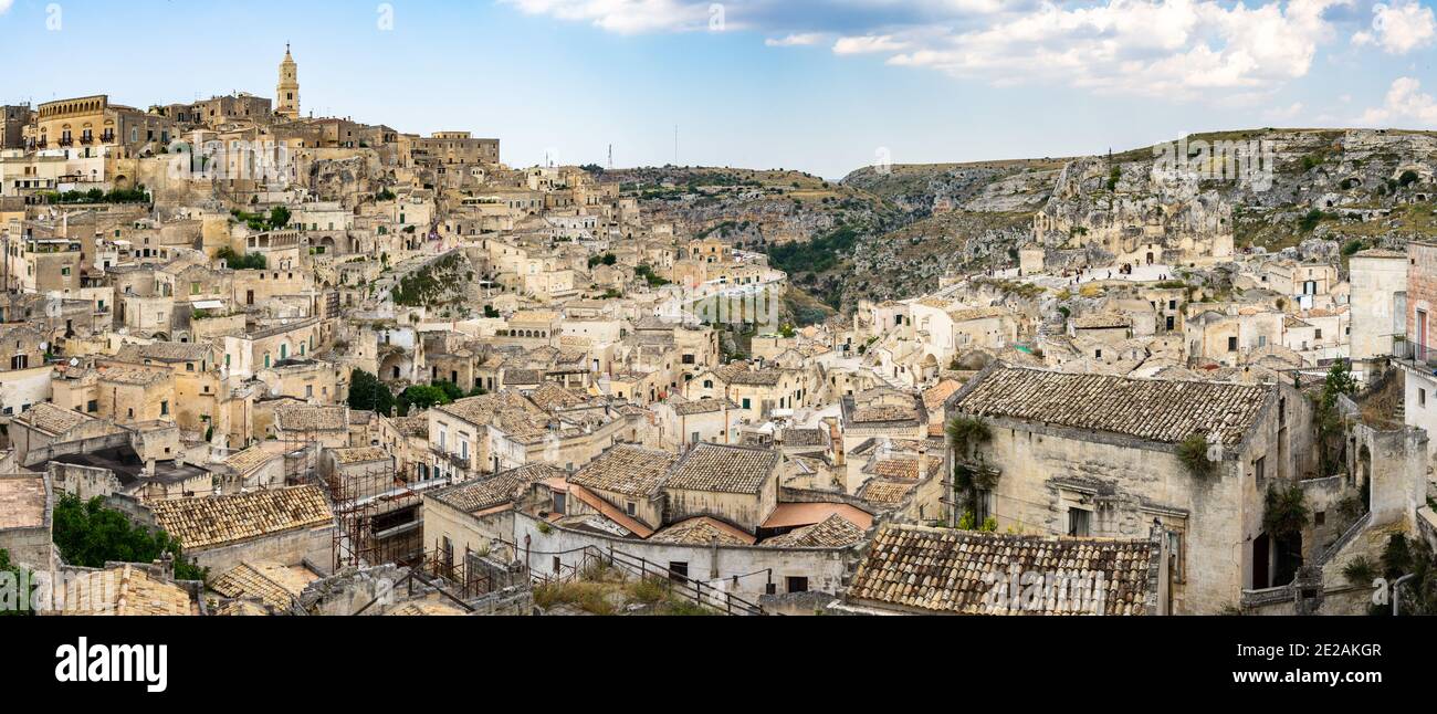 Panoramablick auf den historischen Stadtteil Sasso Caveoso in Matera mit der Gravina Schlucht im Hintergrund, Basilikata, Italien Stockfoto