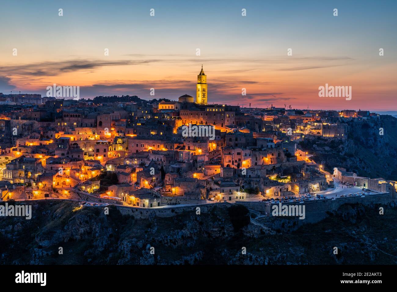 Landschaftlich schöner Sonnenuntergang über Sassi antikes Viertel von Matera, Basilicata, Süditalien Stockfoto