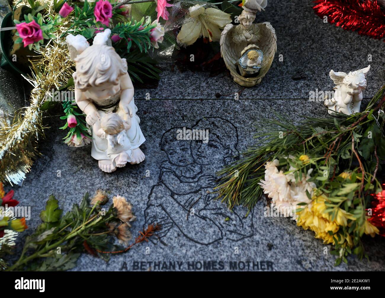 Blumen und Figuren an der Gedenkstätte für 222 Kinder aus dem Bethany Mutter- und Kinderheim, auf dem Mount Jerome Friedhof, Harold's Cross, Dublin, wie Taoiseach Micheal Martin sich bei Überlebenden von Häusern für unverheiratete Mütter und ihre Kinder entschuldigen soll. Die Institutionen für Frauen, die unehelich schwanger wurden, produzierten hohe Kindersterblichkeit, Misogynie und Stigmatisierung einiger der gefährdetsten societyÕs, so ein unabhängiger Bericht. Stockfoto