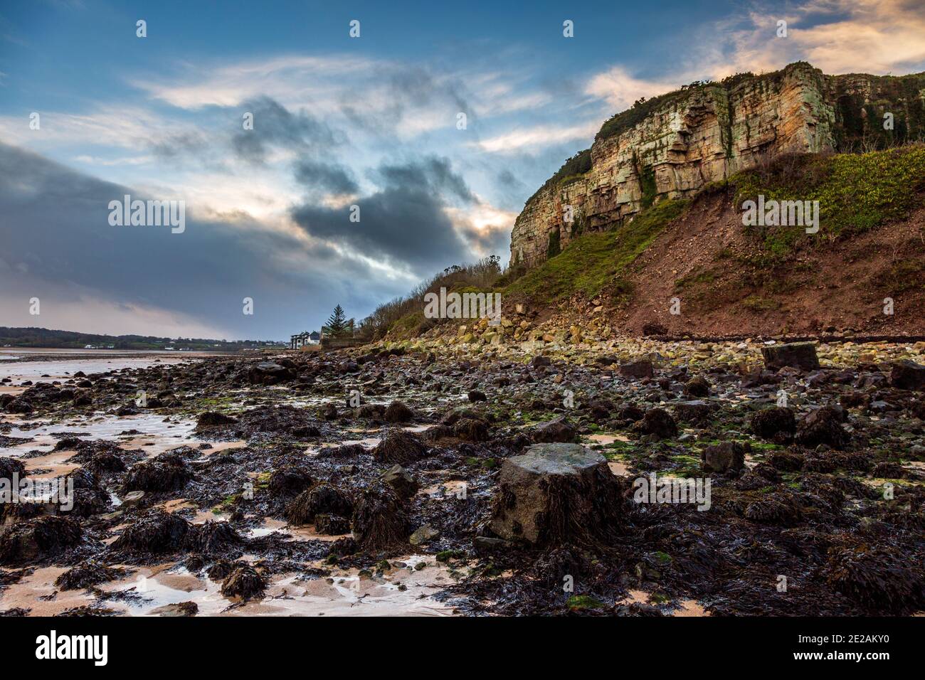 Castell Mawr Rock vom Strand an der Red Wharf Bay bei Ebbe, Anglesey, Wales Stockfoto