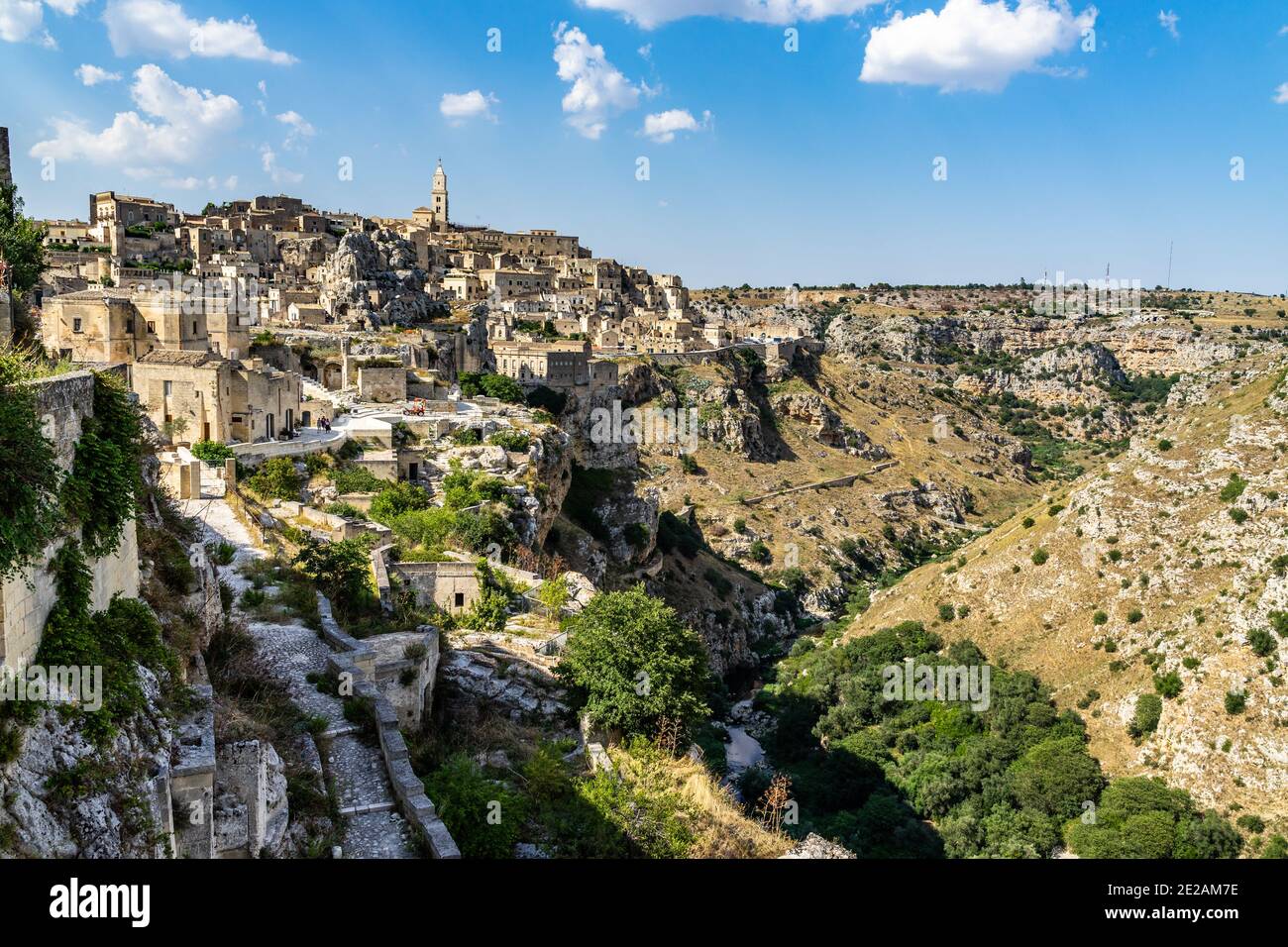 Weite Panoramasicht auf Matera und Gravina Schlucht von rione Casalnuovo, Basilicata, Italien gesehen Stockfoto