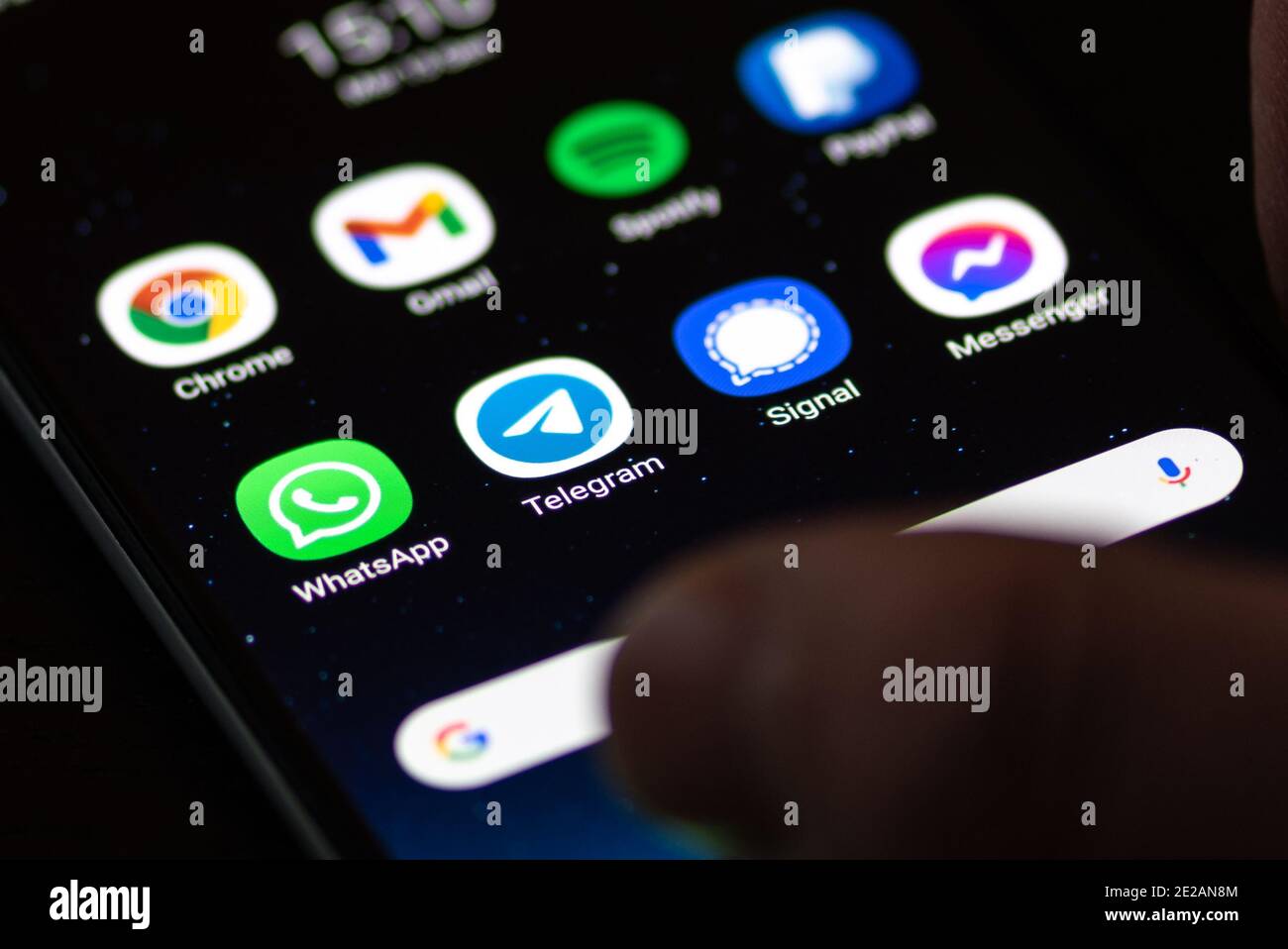 Telegram-App, angezeigt auf dem Bildschirm eines Smartphones mit WhatsApp, Signal und Messenger Stockfoto