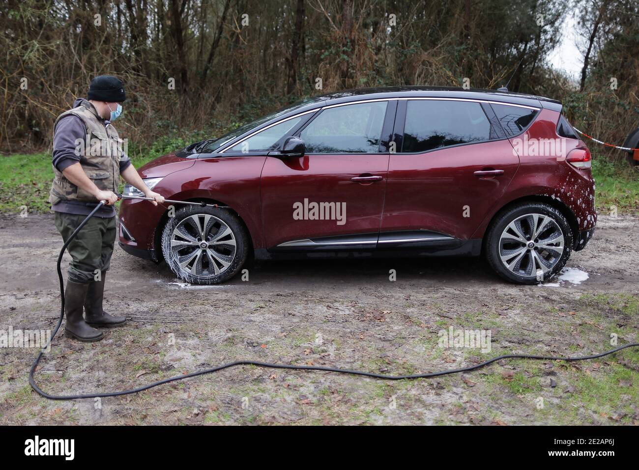 Bordeaux, Frankreich. Januar 2021. Ein Tierarzt führt PCR-Tests an Hühnern in einem Bauernhof in der Landesabteilung durch, um zu überprüfen, ob sie mit dem Vogelgrippevirus kontaminiert sind, das den Südwesten Frankreichs stark betrifft.der Tierarzt desinfiziert das Äußere seines Fahrzeugs und seiner Stiefel vollständig, bevor er seine Tour fortsetzt. Januar 13, 2021. Foto von Thibaud Moritz/ABACAPRESS.COM Quelle: Abaca Press/Alamy Live News Stockfoto