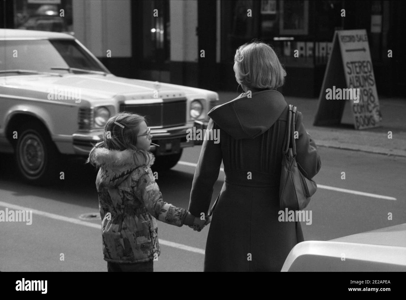 Eine Mutter und ein Kind warten darauf, die Straße zu überqueren. Philadelphia, USA, 1976 Stockfoto
