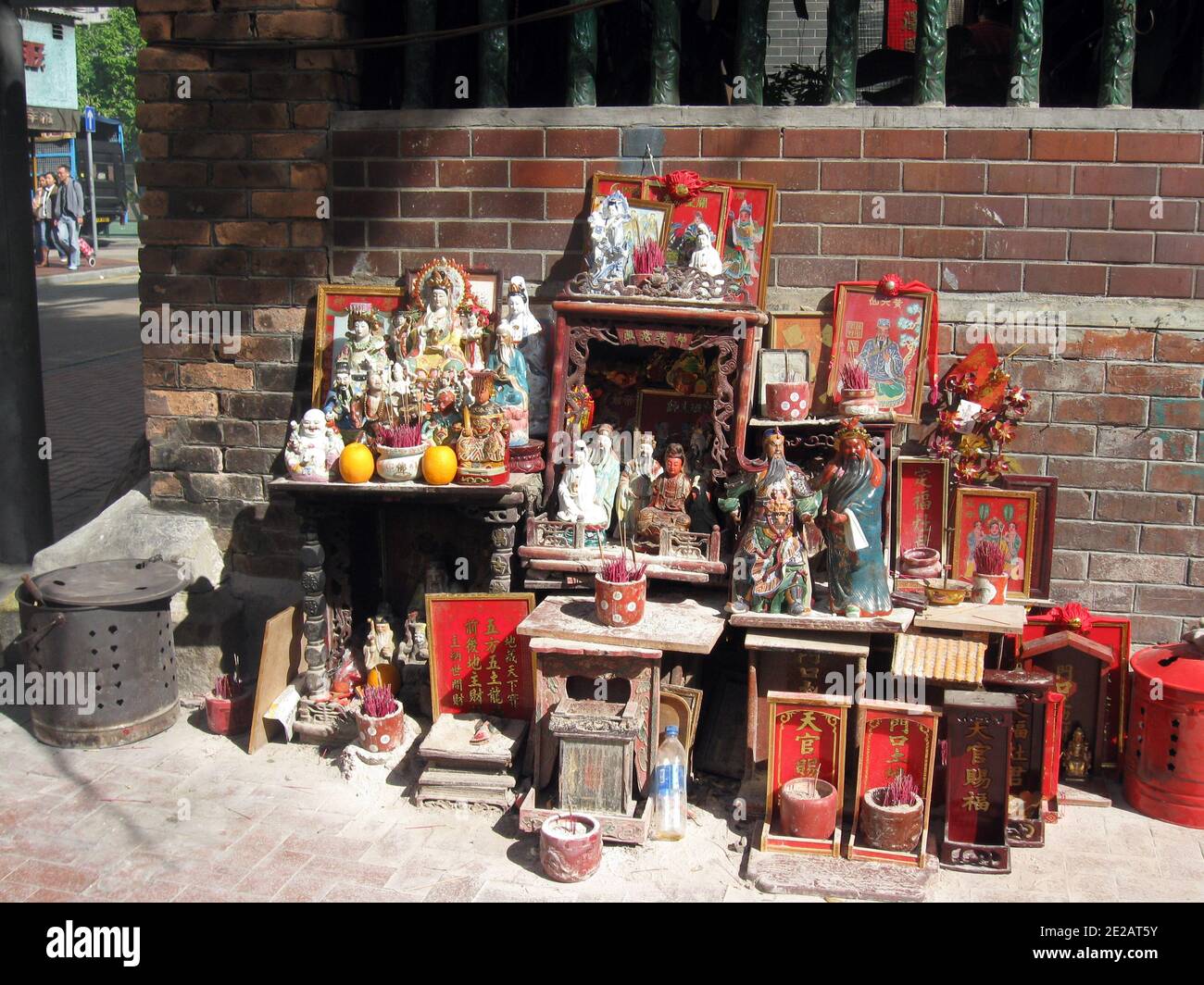 Blick auf die taoistische Altaranbietung mit Opfergaben auf der Straße (Hongkong) Stockfoto