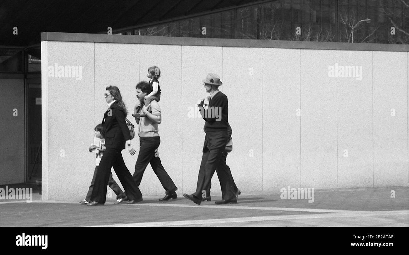 Familie auf einem Spaziergang. Philadelphia, USA, 1976 Stockfoto