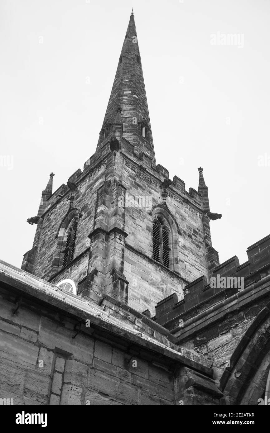 Hohe Kirche und Kirchturm Hintergrund Stockfoto