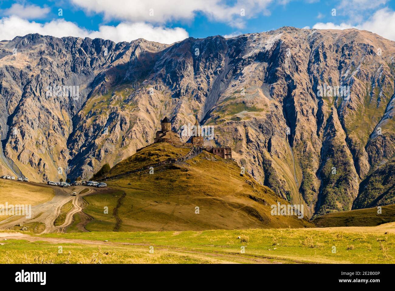 (Gergeti Dreifaltigkeitskirche Tsminda Sameba), Kirche der Heiligen Dreifaltigkeit in der Nähe des Dorfes Gergeti in Georgien, unter dem Berg Kazbegi Stockfoto