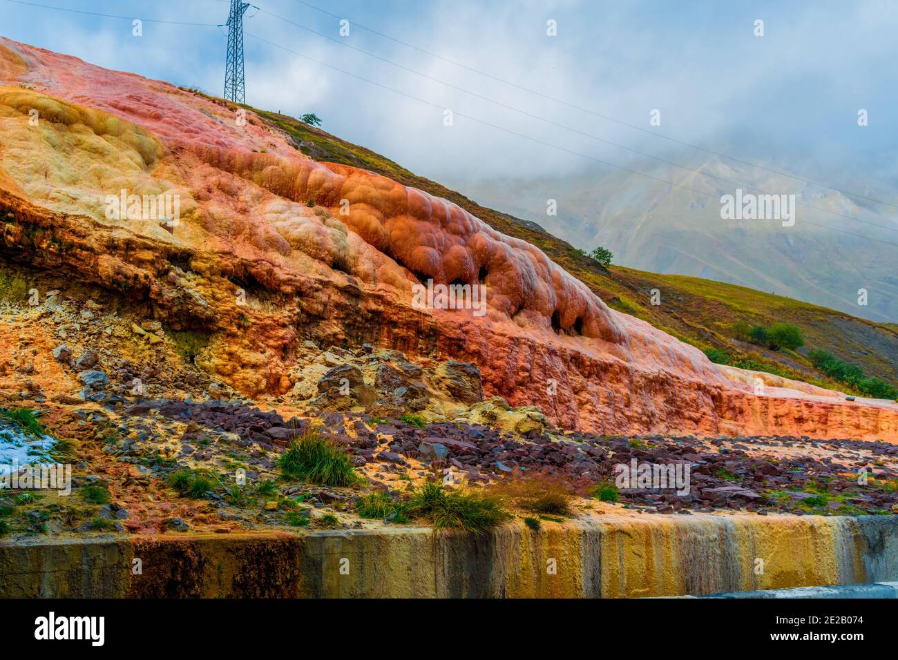 Brauner, oranger Sandstein, der Wasser bildete, fließt noch Wasser durch ihn. Eine Art Karstphänomen auf dem Pass Jvari im Norden Georgiens. Kazbegi Natur Stockfoto