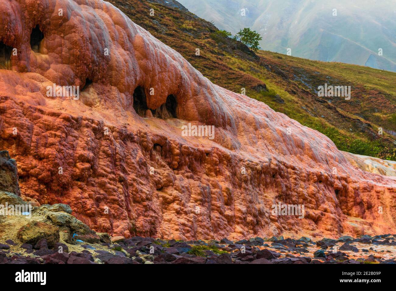 Brauner, oranger Sandstein, der Wasser bildete, fließt noch Wasser durch ihn. Eine Art Karstphänomen auf dem Pass Jvari im Norden Georgiens. Kazbegi Natur Stockfoto