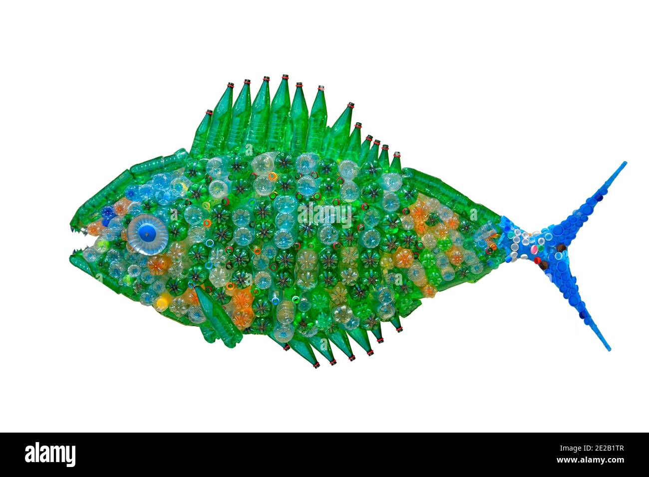 Fischmerkmale, die aus Kunststoffabfällen hergestellt wurden, um die Verschmutzung der Meeresumwelt zu veranschaulichen. Stockfoto
