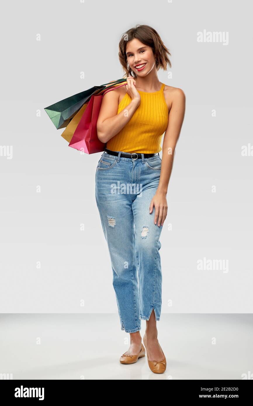 Glücklich lächelnde junge Frau mit Einkaufstaschen Stockfoto
