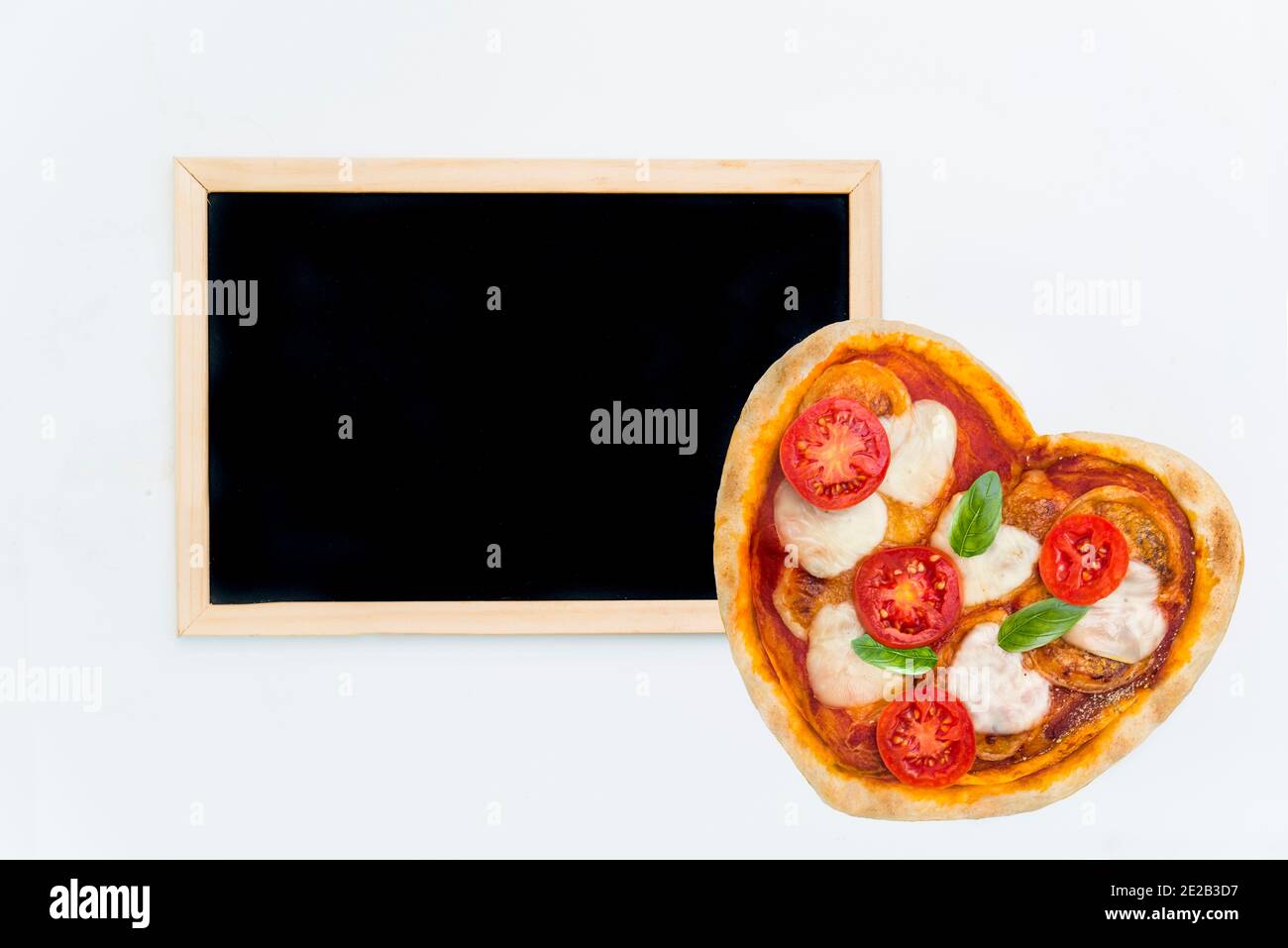 Herzförmige Pizza für einen besonderen Abend Stockfoto