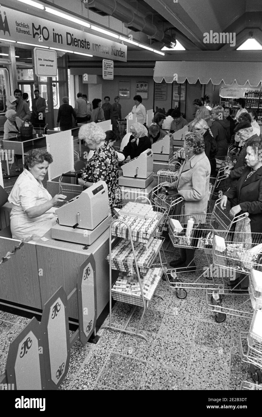 15. November 1985, Sachsen, Eilenburg: Im Herbst 1985 wurde im Neubaugebiet Eilenburg Ost ein neues Einkaufszentrum übergeben. Genaues Aufnahmedatum nicht bekannt. Foto: Volkmar Heinz/dpa-Zentralbild/ZB Stockfoto