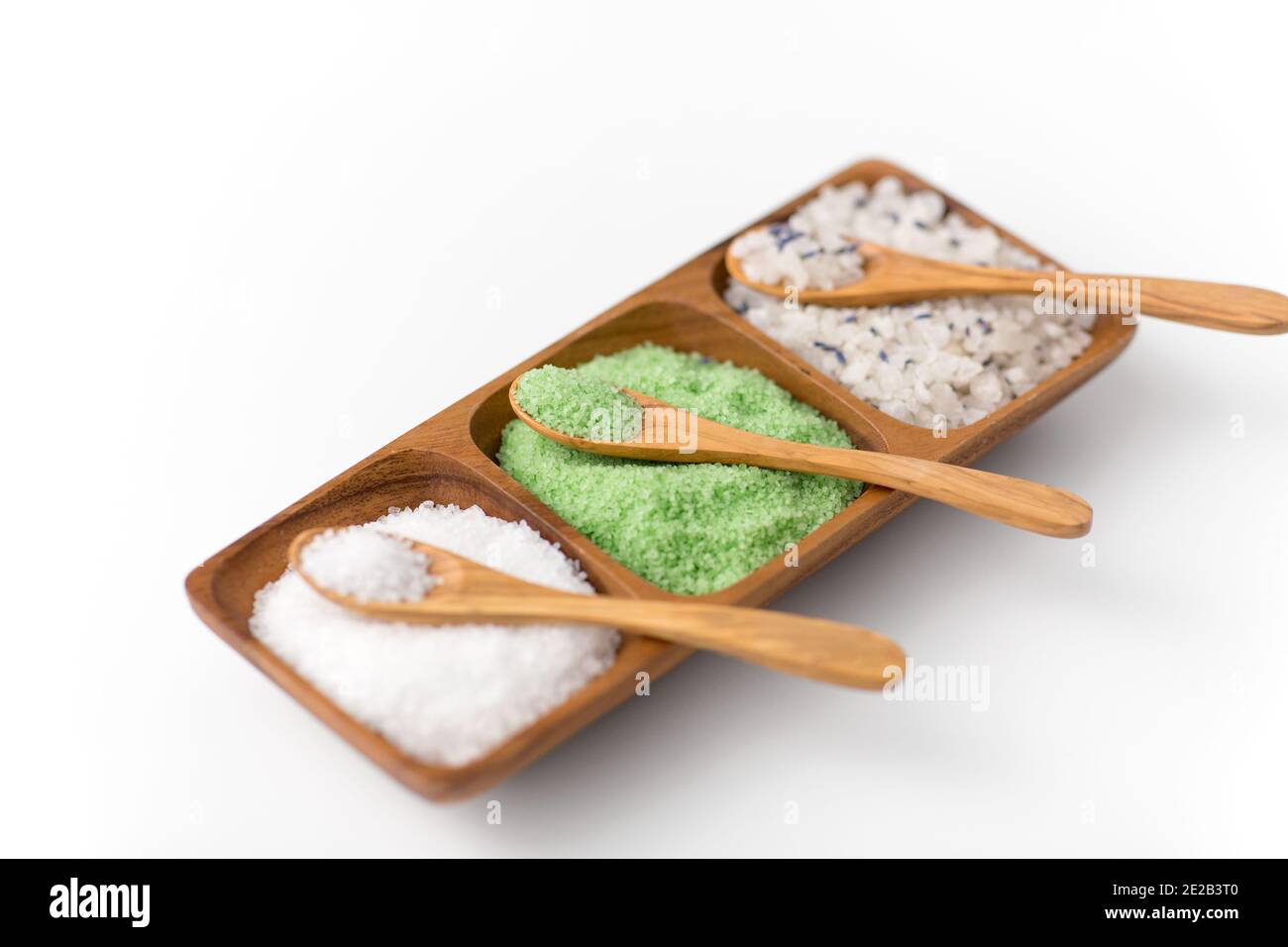 Meersalz und Löffel auf Holzplatte Stockfoto