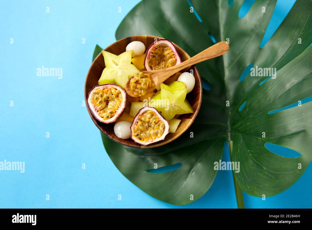 Mischung von exotischen Früchten in Holzplatte mit Löffel Stockfoto