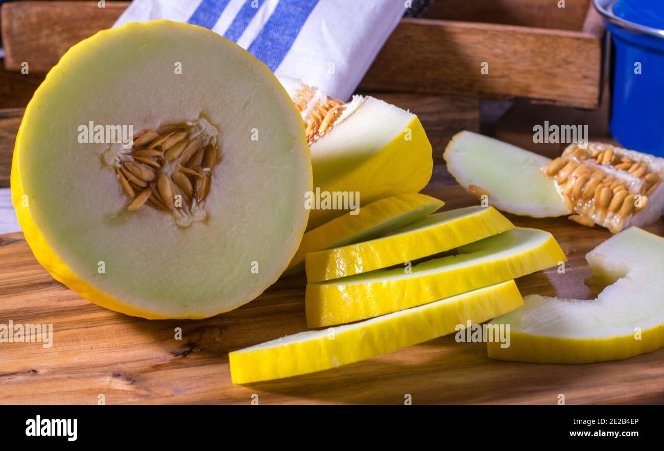 Frisch geschnittene Honigmelone auf Holzbrett Stockfoto
