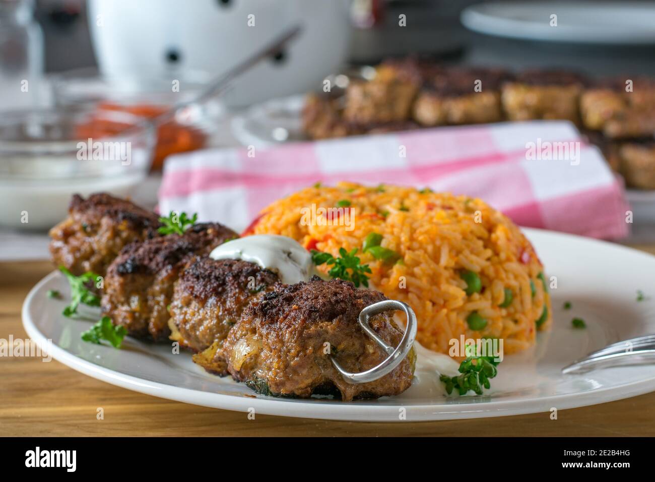 Fleischball-Spieß mit tzaziki und Reis auf einem Teller Stockfoto