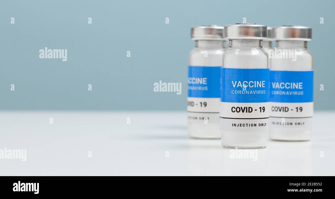 Coronavirus SARS-Cov-2 Impfstofffläschchen mit Kopierplatz im Labor. Covid-19, 2019-NCoV Pandemie. Forschung und Entwicklung neuer Heilmittel für Krankheiten Stockfoto
