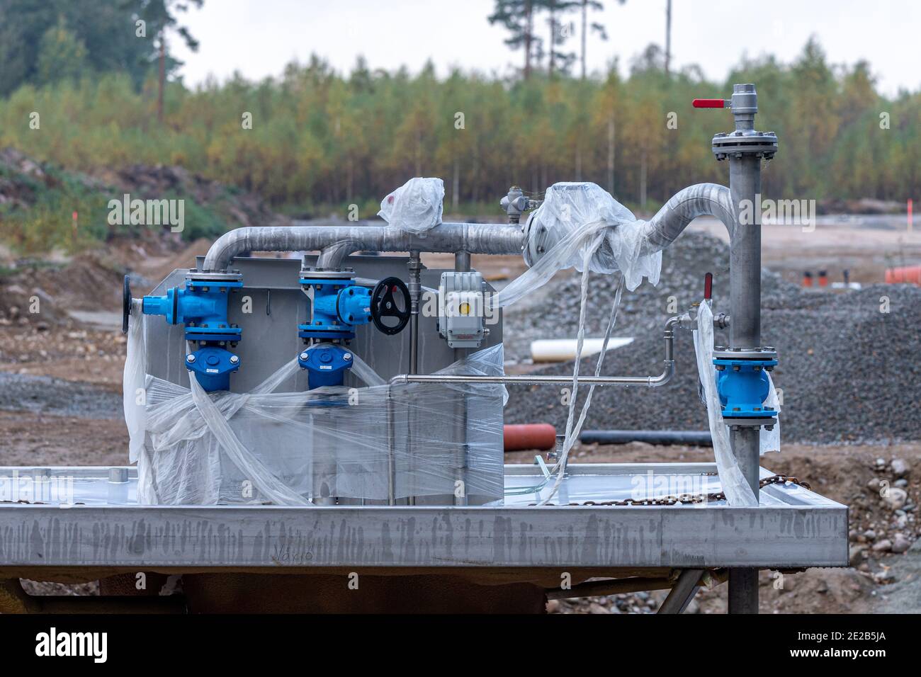 Bau von Regenwassergruben, Sanitärinstallation und Pumpstation. Stockfoto