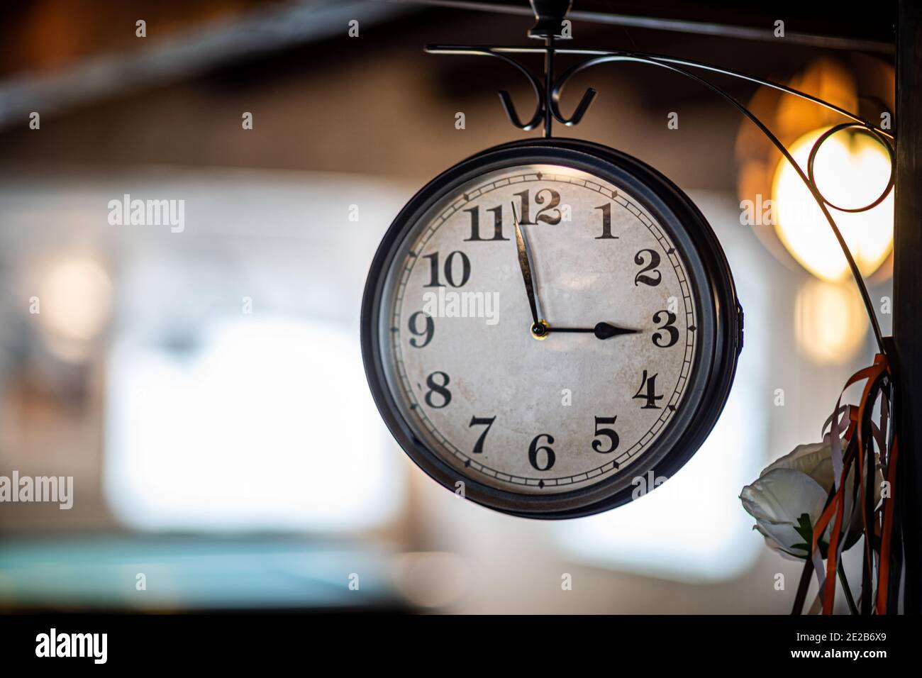 Alte Vintage-Metalluhr in der Bar mit verschwommenem Hintergrund Stockfoto