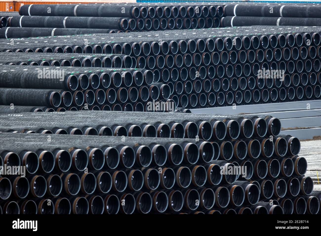 Sassnitz Mukran, Deutschland. Januar 2021. Im Hafen Mukran auf der Insel Rügen werden Rohre für den Bau der Nord Stream 2 Erdgasleitung von Russland nach Deutschland und der Baltic Pipe Pipeline von Dänemark nach Polen gelagert. Quelle: Jens Büttner/dpa-Zentralbild/ZB/dpa/Alamy Live News Stockfoto