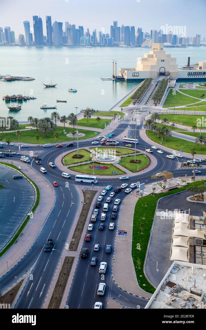 Katar, Doha, Verkehr am Kreisverkehr infont des Museum für Islamische Kunst Stockfoto