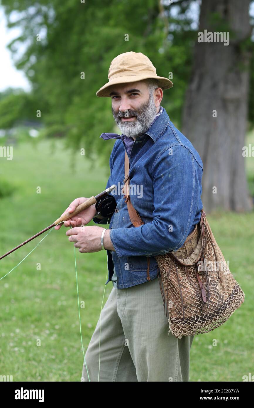 Fliegenfischen Fliegen / EIN Mann Fliegenfischen, Einrichtung der Fliegenschnur Stockfoto