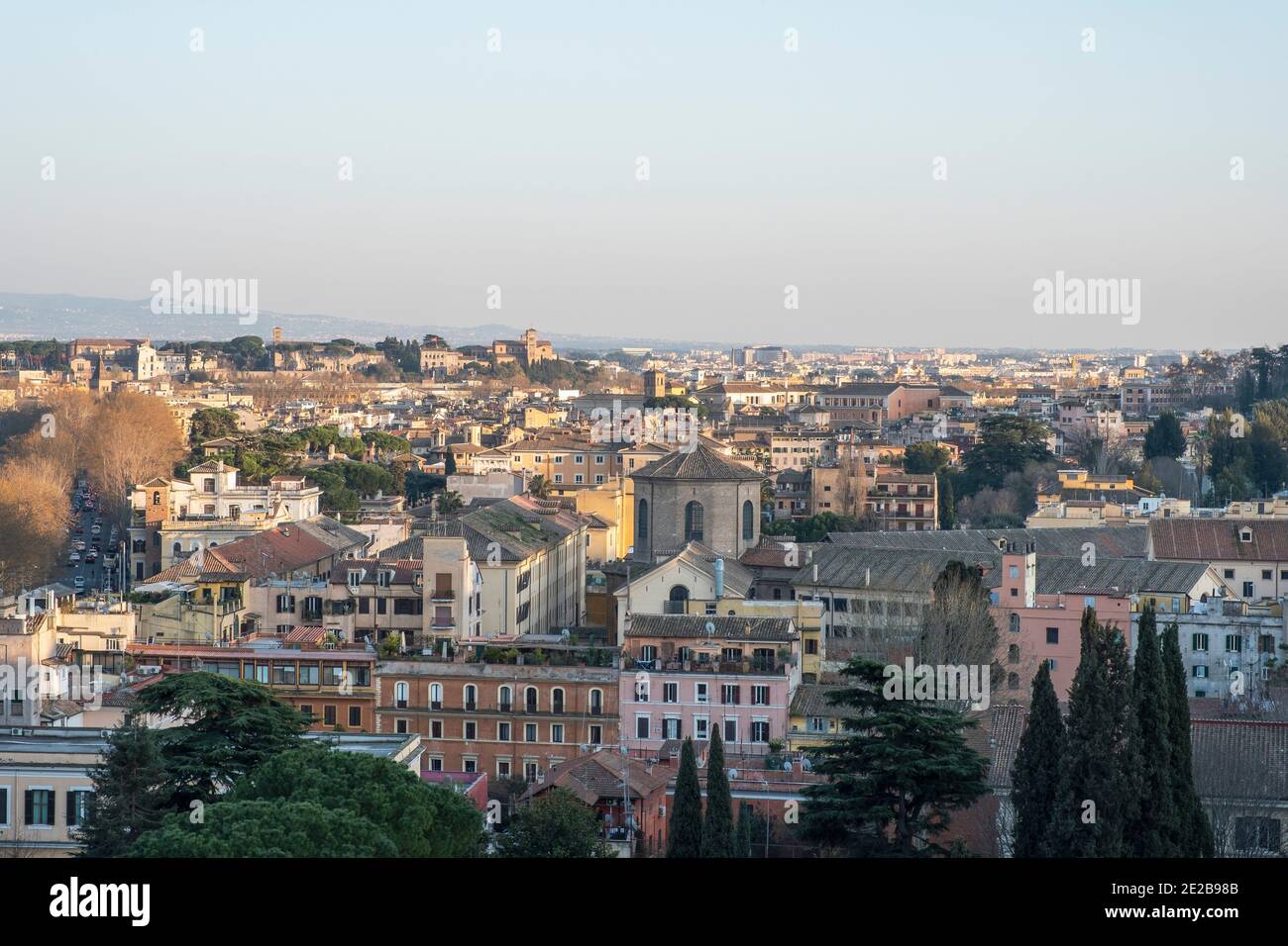 Blick über Trastevere, Rom, Italien, zu den Kirchen auf dem Aventin-Hügel am fernen Horizont. Stockfoto