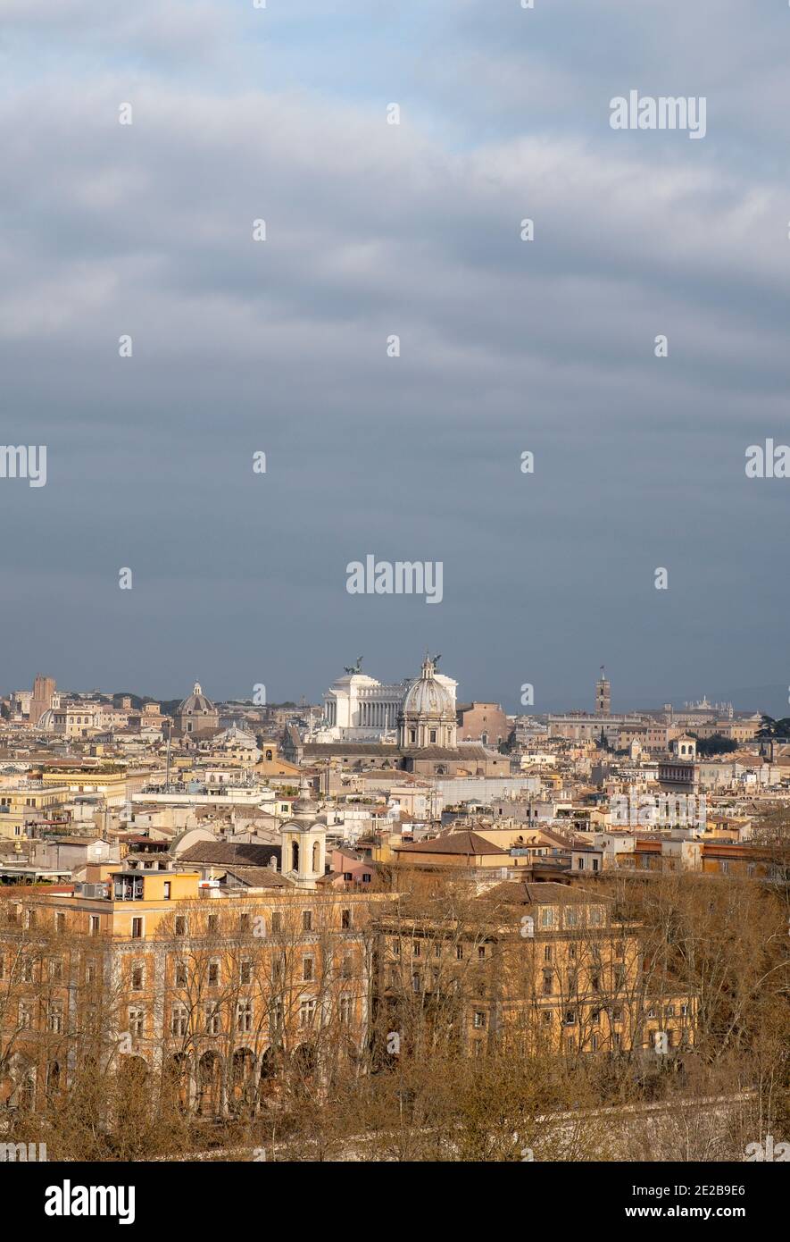 Blick auf das Zentrum von Rom von Trastevere über den Tiber, in Richtung Vittorio Emanuele II Denkmal und die Kirche Sant Andrea della Valle Stockfoto