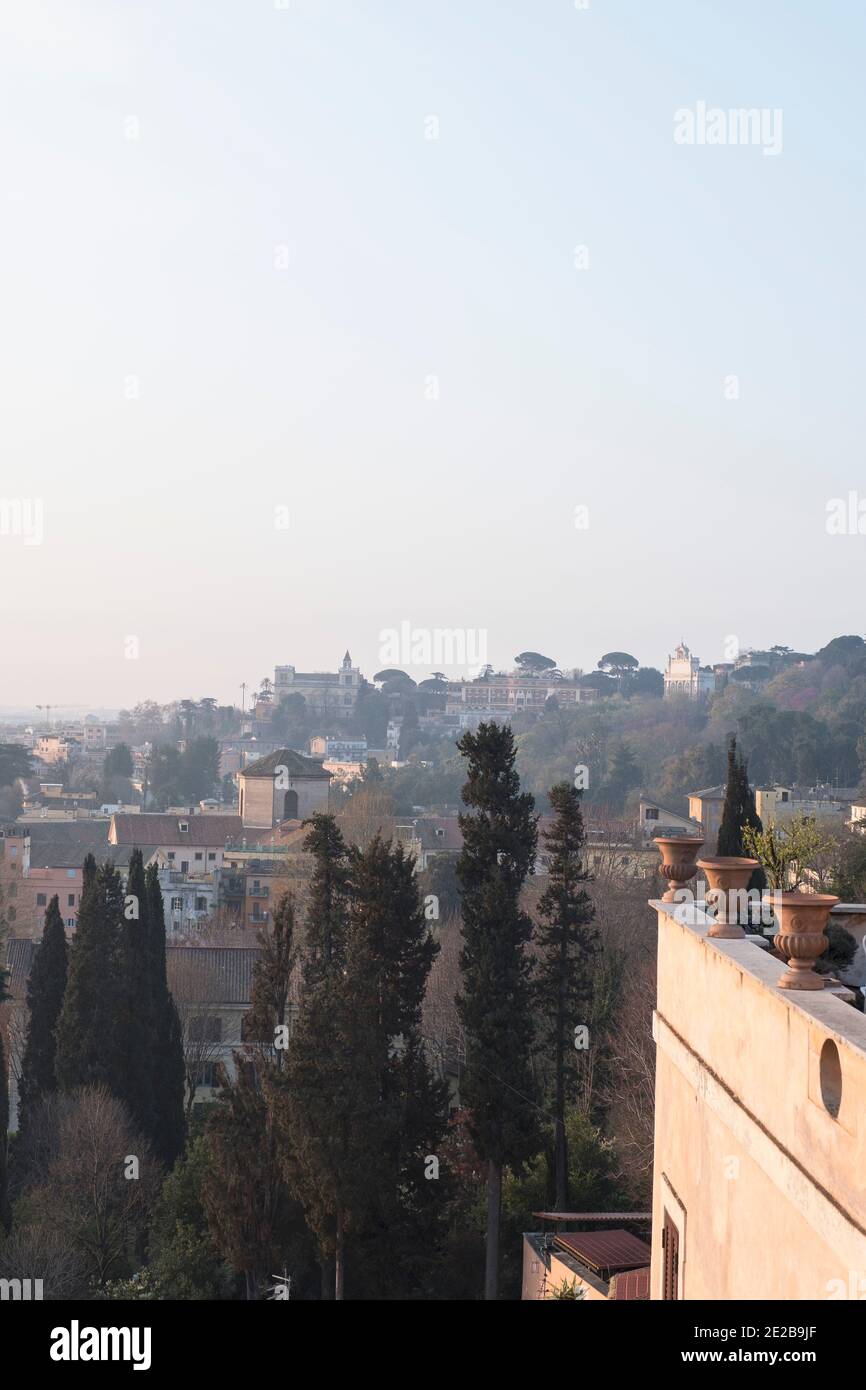 Blick über den Janiculum-Hügel in Trastevere, Rom, Italien, über Dächer und Bleistiftzypressen im Spätwinter Stockfoto